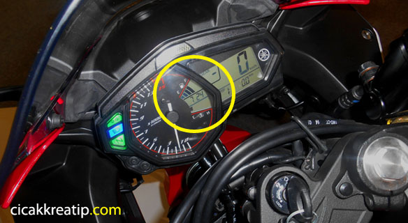 cara-mengatur-jam-digital-di-speedometer-yamaha-r25
